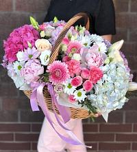 Цветочная композиция из Розы, Хризантемы, Пионы и Лизиантусы в корзине в Рамешках