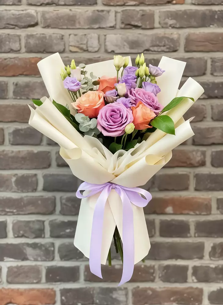 Букет цветов из: Лизиантусы и Розы в Рамешках