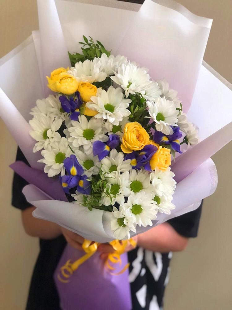Букет цветов из: Ирисы, Хризантемы и Розы в Рамешках
