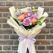 Букет цветов из:  Лизиантусы и Розы в Рамешках