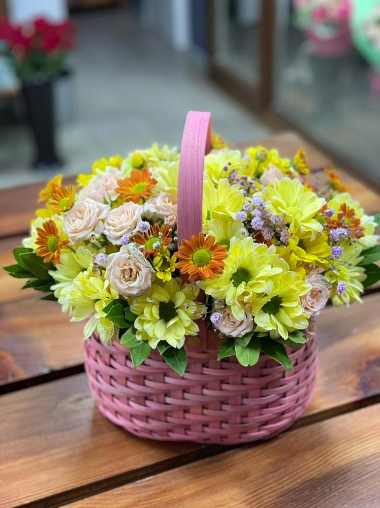 Цветочная композиция из Хризантемы и Розы в корзине в Рамешках