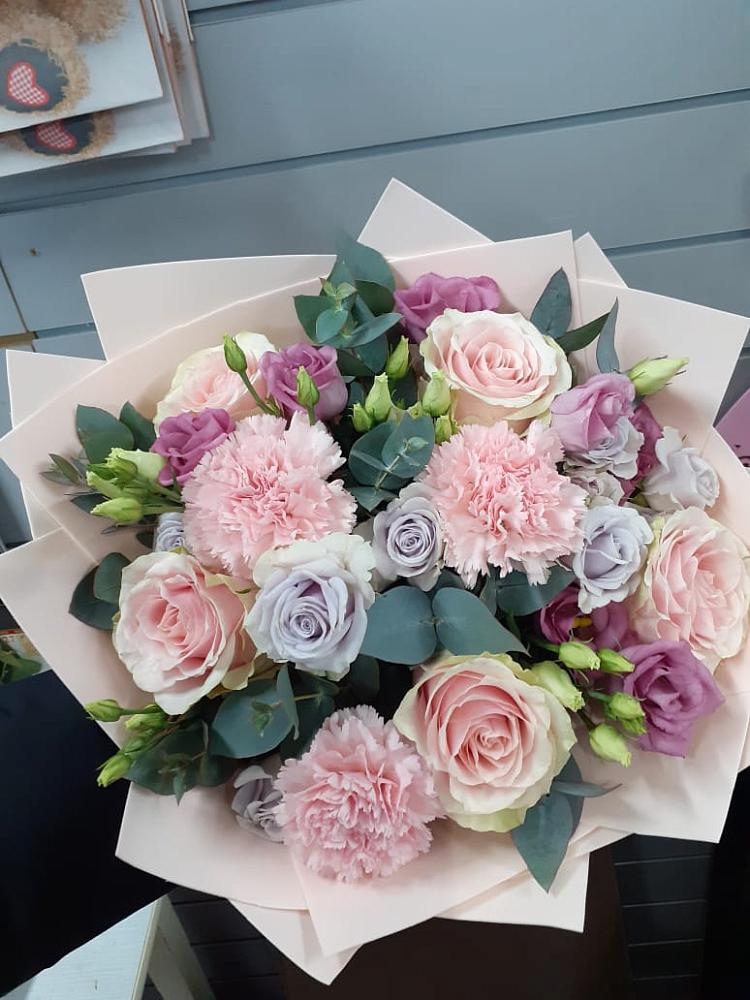 Букет цветов из: Розы, Гвоздики и Лизиантусы в Рамешках