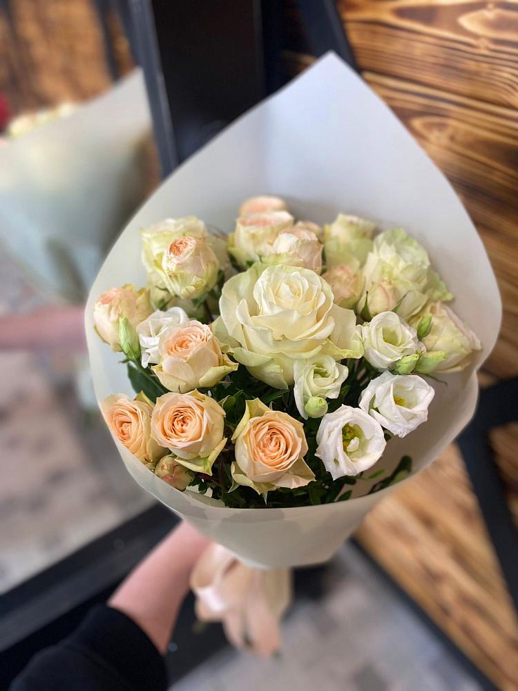 Букет цветов из: Розы и Лизиантусы в Рамешках